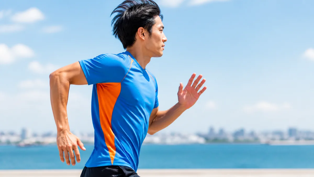 腕振りを変えただけでキロ15秒速くなる？｜肩甲骨と肘の角度がカギの解説画像