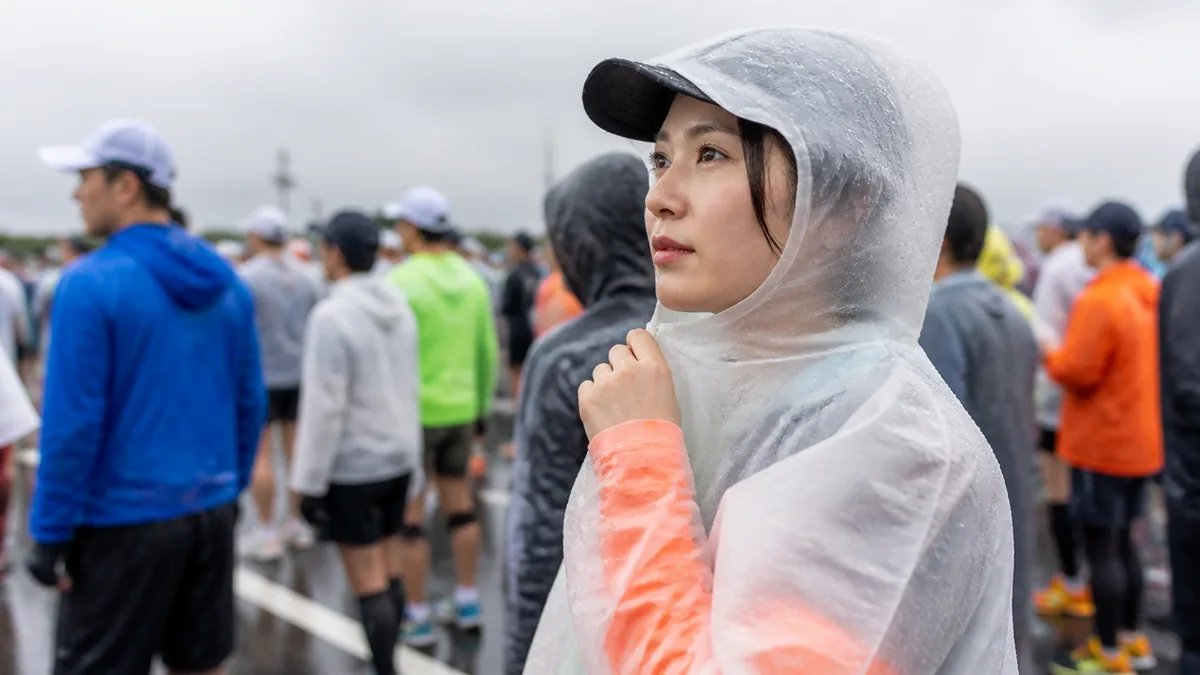 なぜ雨のマラソンでポンチョが手放せないのか｜スタート前の低体温を防ぐ必携アイテムの解説画像